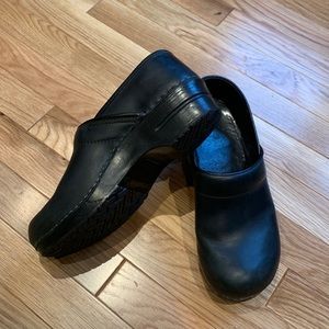 Dansko European size 41/ US size 10/10.5.      Black leather Clogs